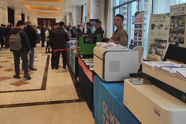 嘉賓參觀展商產品 /cxyq/20250307110436-Fq0l1NTscAlcotbvVDk1UpTMYNqj.jpg