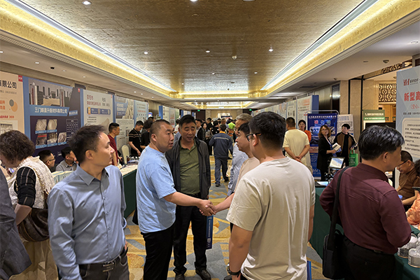 展會現場人頭攢動 /cxyq/20250416145851-FtgxJtTBd0plBXoCu0385BC3koGe.jpg